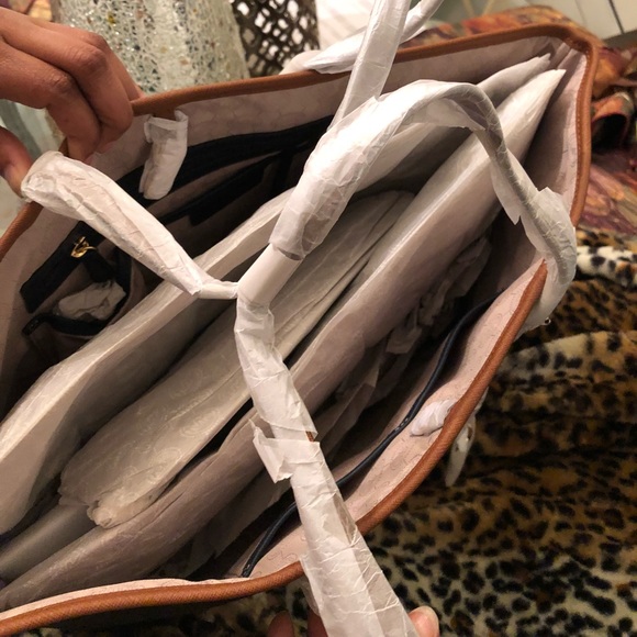 NEW Authentic Michael Kors Handbag❤️🙌🏼 - Picture 3 of 5